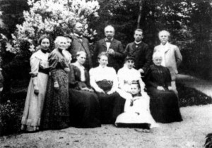 ogród pensjonatu Belveder,Karl May pierwszy z prawej strony, 1907