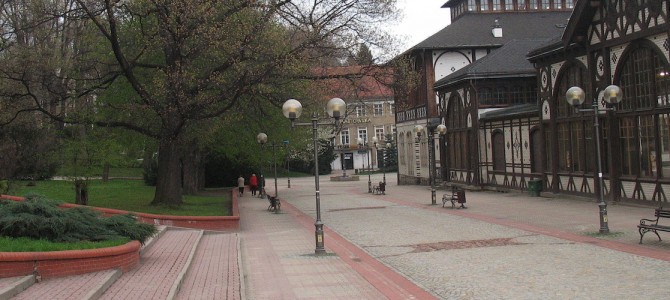 Szczawno-Zdrój – zachodnia strona hali spacerowej, ulica Tadeusza Kościuszki