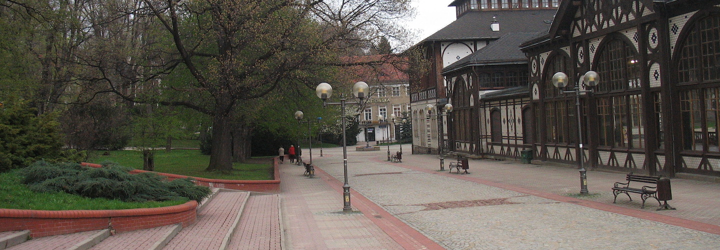 Szczawno-Zdrój – zachodnia strona hali spacerowej, ulica Tadeusza Kościuszki