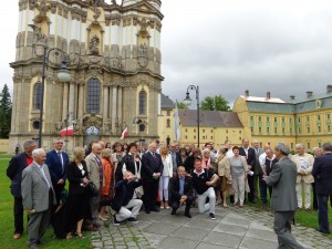 Pamiątkowe zdjęcie uczestników II Ogólnopolskiego Zjazdu Regionalistów Polskich nad Odrą. Krzeszów.