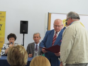 Uroczyste zakończenie II Ogólnopolskiego Zjazdu Regionalistów Polskich nad Odrą, Legnica 19.06.2016. Odebranie dyplomów uznania. (3)