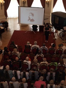 Publiczność w Domu Zdrojowym i prowadząca Czytanie Iwona Czech