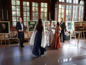Uczennice Zespołu Szkół w Szczawnie-Zdroju na tle wystawy Hauptmannowie w Szczawnie-Zdroju