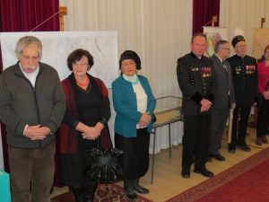 goscie-otwarcia-wystawy-od-lewej-andrzej-i-maria-chmielewscy-walbrzyska-rzezbiarka-maria-bor-zbigniew-jozwiakowski-burmistrz-szczawna-zdroju-marek-fedoruk