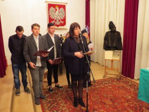 iwona-czech-wraz-z-uczniami-zespolu-szkol-prezentuje-program-od-lewej-arkadiusz-stasiaczek-dominik-glowacki-jakub-heljak-natalia-madela-monika-miazga