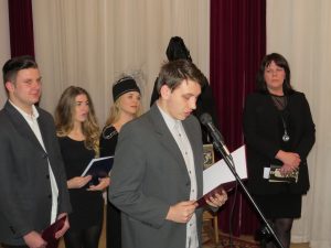 uczniowie-zespolu-szkol-w-szczawnie-zdroju-od-lewej-jakub-heljak-natalia-madela-monika-miazga-dominik-glowacki-przedstawiaja-program-artystyczny