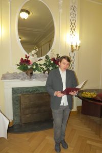 Dominik Głowacki, uczeń ZS w Szczawnie-Zdroju czyta fragment prozy z XIX wieku nt. kurortu