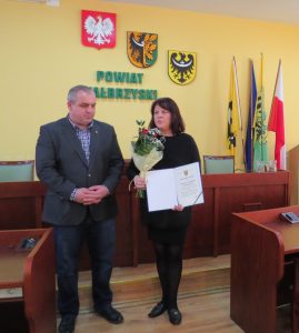 iwona-czech-przyjmuje-w-imieniu-towarzystwa-milosnikow-szczawna-zdroju-nagrode-z-rak-wicestarosty-krzysztofa-kwiatkowskiego