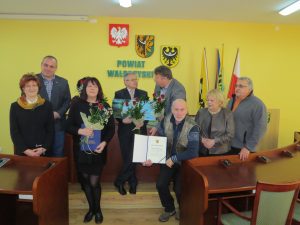 zdjecie-pamiatkowe-zarzadu-tmsz-z-uroczystosci-przekazania-nagrody-starosty