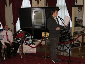 Dominik Głowacki z Zespołu Szkół w Szczawnie-Zdroju recytuje wiersz K.K. Baczyńskiego