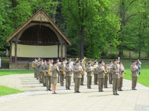 Reprezentacyjna Orkiestra Wojsk Lądowych przed muszlą koncertową w Parku Zdrojowym w Szczawnie