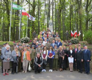 pamiątkowe zdjęcie uczestników apelu pod pomnikiem Ułanów