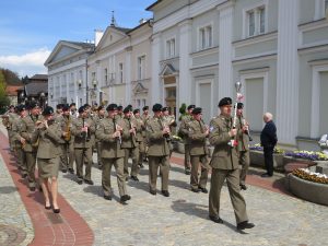 przemarsz Reprezentacyjnej Orkiestry Wojsk Lądowych ulicami Szczawna-Zdroju
