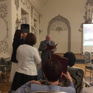 Marszałek Tadeusz Samborski wręcza Iwonie Czech dyplom uznania