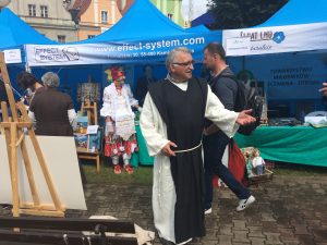 Kazimierz Kajrowicz jako opat, z tyłu Łucja Śmigielska jako Wodzianka