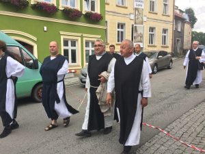 Kazimierz Kajrowicz z Zarządu TMSZ w paradzie historycznej w stroju opata