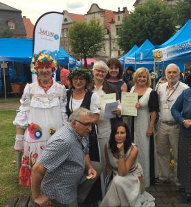 pamiątkowe zdjęcie zwycięzców konkursu - Towarzystwa Miłośników Szczawna-Zdroju i laureatów III m-ca - Gminy Stare Bogaczowice z organizatorami