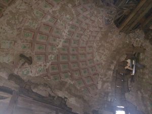 zachowane fragmenty czaszy w sali balowej