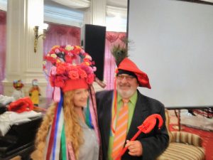 Iwona Sochacka w koronie Panny Młodej oraz Eugeniusz Leć, członek Zarządu TMSZ
