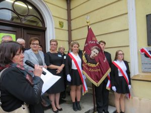 Chwila przed odsłonięciem tablicy