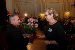 Gratulacje i kwiaty Burmistrza Marka Fedoruka na ręce Jolanty Ozimek