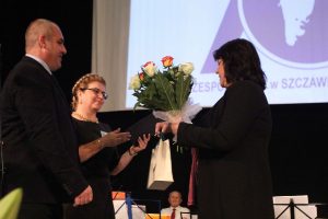 Iwona Czech przyjmuje podziękowanie za serce włozone w organizację 70-lecia ZS