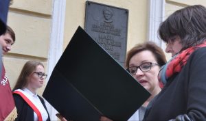 Minister Edukacji Narodowej Anna Zalewska i prowadząca ceremonię odsłonięcia tablicy pamiątkowej - Iwona Czech