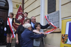 Moment odsłonięcia tablicy pamiątkowej