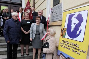 Moment odsłonięcia tablicy upamiętniającej 70-lecie Zespołu Szkół im. Marii Skłodowskiej-Curie w Szczawnie-Zdroju