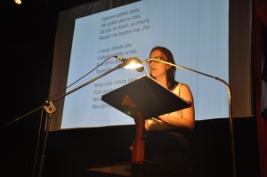 Natalia Rudnicka z kl. III LO art. śpiewa na zakończenie częsci artystycznej piosenkę Upływa szybko życie...