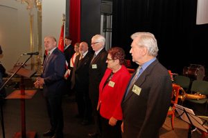 Odznaczeni Honorową Odznaką Zasłużony dla Województwa Dolnośląskiego - Tadeusz Wlaźlak, Janina Malinowska, Zenon Mielczarek i Eugeniusz Leć, przemawia Julian Golak