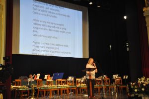 Sylwia Bereś z kl I LO art. śpiewa piosenkę Suliko