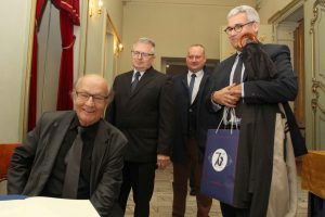 Wiesław Ochman dokonuje wpisu do Księgi Pamiątkowej