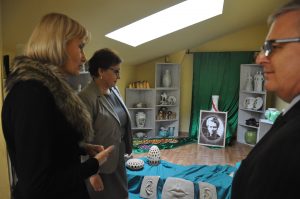 Wystawa dyplomowych prac ceramiczych, od lewej Bożena Matusik, Anna Zalewska, Marek Fedoruk
