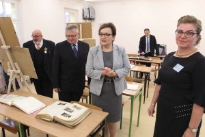 Wystawa starych kronik szkolnych i zdjęć z historią Ceramik Bandu