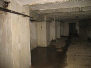 jedno z największych pomieszczeń w podziemiach między Pijalnią a łazienkami