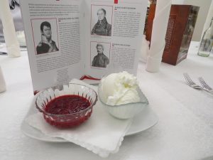 Maria Helena, lody z gorącymi malinami