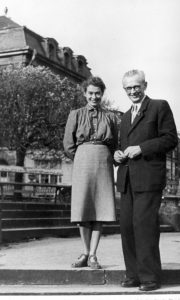 Maria Świerz - pracownica Uzdrowiska i Gustaw Morcinek w ogrodzie Domu Zdrojowego, fot. Janina Malinowska, Iwona Czech, Bogumiła Miciuk, Szczawno-Zdrój wczoraj i dziś, Szczawno-Zdrój 2010,